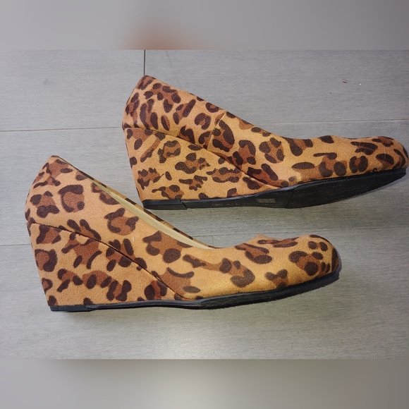 EUC CL by Laundry Leopard Print Faux Suede Wedge Pump - Size 8.5 - Picture 7 of 8
